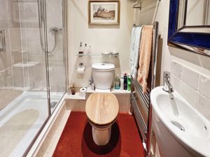 Shower room- click for photo gallery